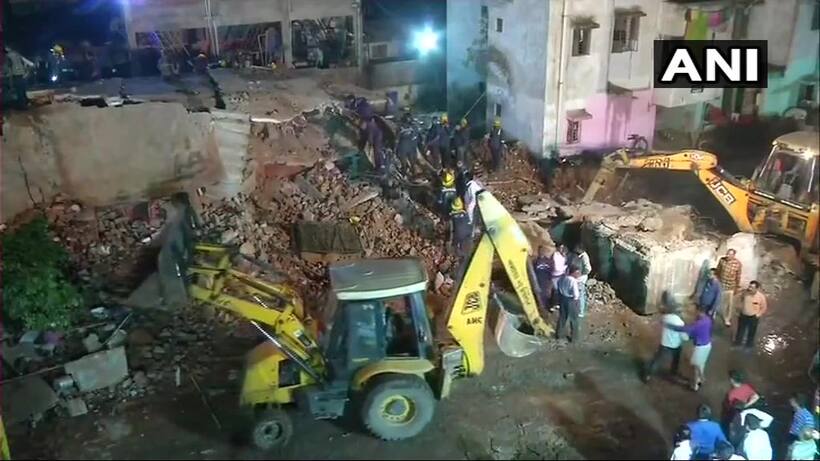 अहमदाबाद में चार मंजिला इमारत गिरी, 4 लोगों को निकाला गया 5 और के फंसे होने की आशंका