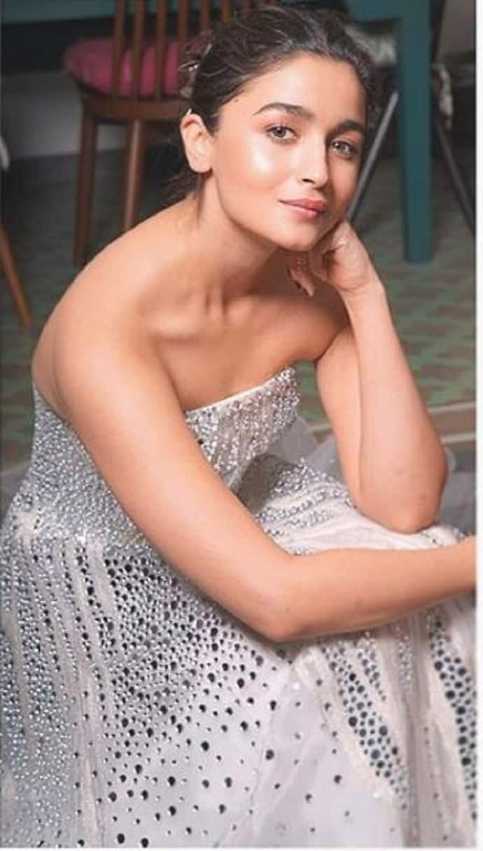 आलिया भट्ट- आलिया भट्ट ने अपने फिल्मी करियर की शुरुआत करण जौहर की फिल्म ‘स्टूडेंट ऑफ द ईयर’ से की थी। यानी करण जौहर ने ही मशहूर फिल्ममेकर महेश भट्ट की बेटी आलिया की एंट्री इंडस्ट्री में करवाई थी।