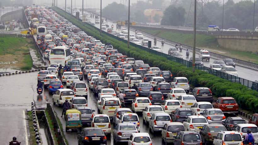 Delhi Rains: తడిసిముద్దవుతోన్న ఢిల్లీ.. ప‌లు విమాన స‌ర్వీసుల‌కు అంత‌రాయం.. దారి మ‌ళ్లీంపు