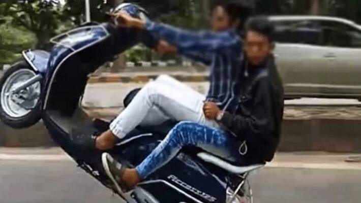 Hosur national highway road...youngsters bike stunt