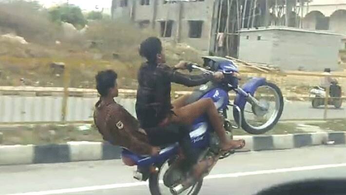 Hosur national highway road...youngsters bike stunt