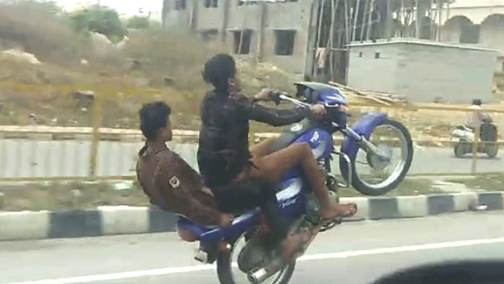 Hosur national highway road...youngsters bike stunt