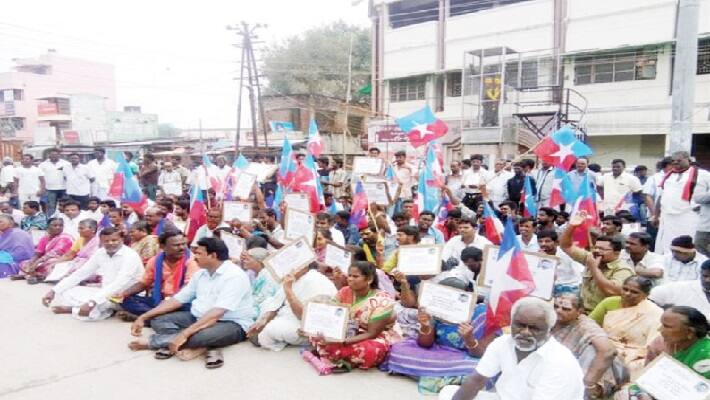 fruit sellers held in road block protest against brutality of  police