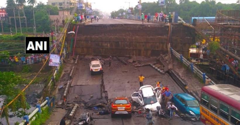 एक बार फिर गिरा कोलकाता में पुल, कई लोगों के दबे होने आशंका