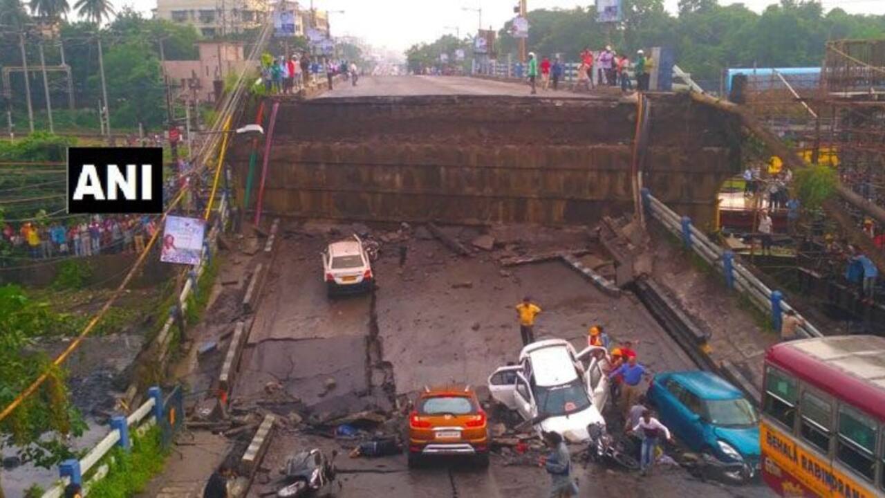 एक बार फिर गिरा कोलकाता में पुल, कई लोगों के दबे होने आशंका