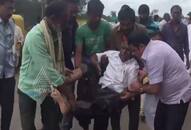 Gadag: 1 killed in accident, Minister Zameer Ahmed helps other injured victims [VIDEO]