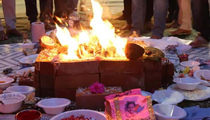 trs uk committee perform lakshmi ganapathi homam for TRS to win elections