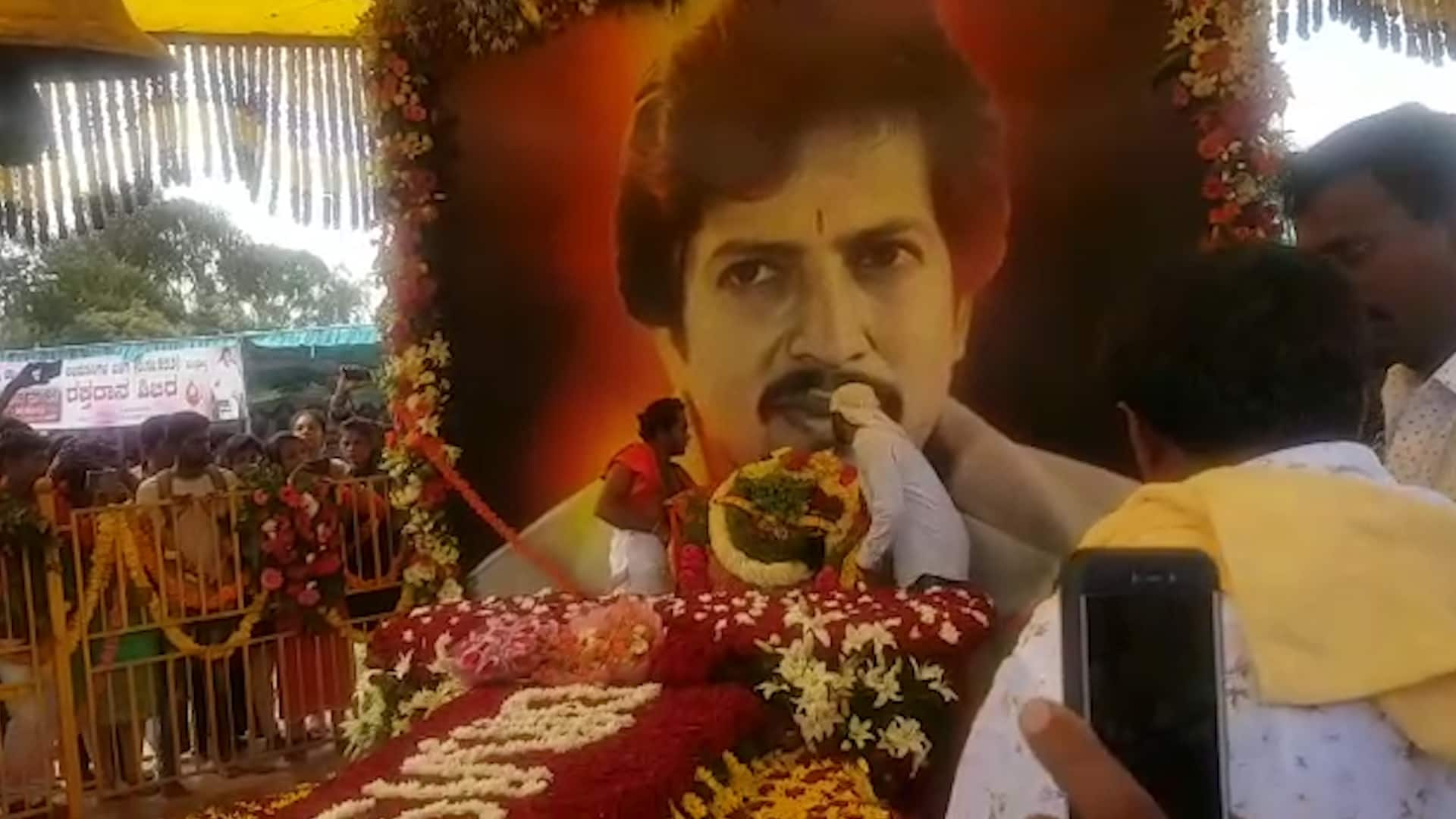 Vishnuvardhan fans oppose to Vishnu memorial shift to Kanterava Studio