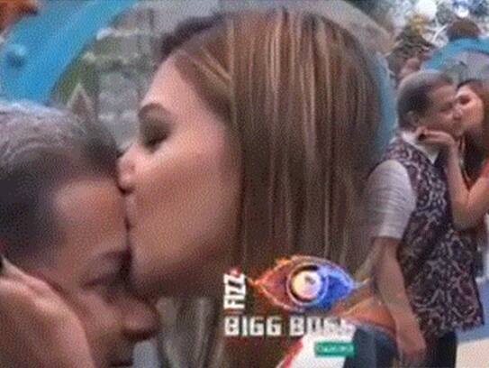 in big boss jasleen kiss anup jalota in front of all participents