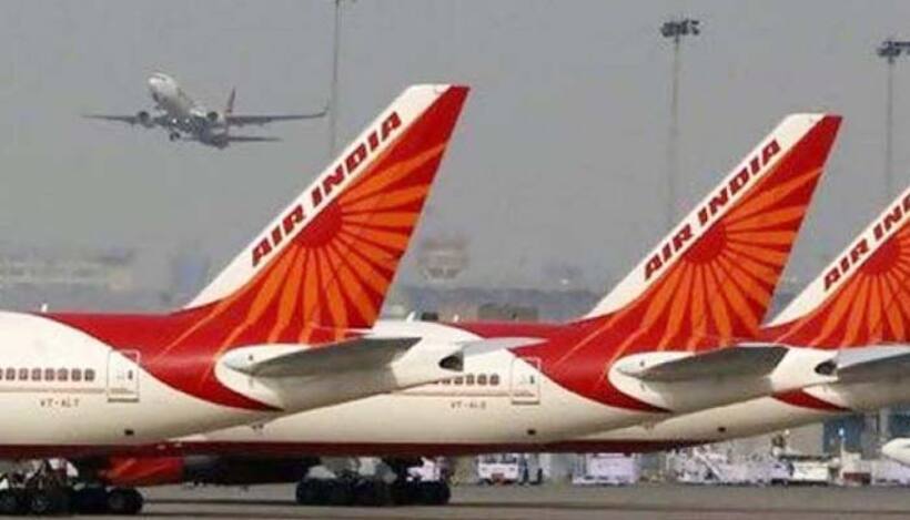 विमान के उड़ान भरने से पहले चालक दल की सदस्य विमान से नीचे गिरी