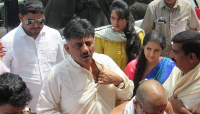 Video Karnataka Minister DK Shivakumar Visits Kollur Temple