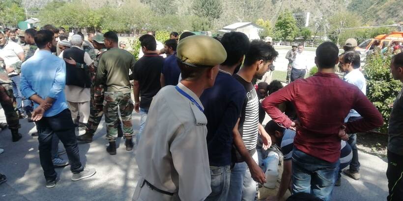जम्मू कश्मीर के बनिहाल में खाई में गिरी बस, 20 की मौत, 12 घायल