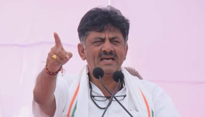 Lok Sabha Elections 2019 Congress Leaders Clash in front of DK Shivakumar In bellary