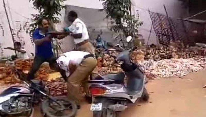 A man Assaults on traffic police for stopping his bike in Davanagere