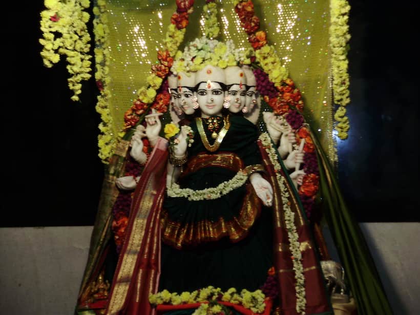 దసరా నవరాత్రి... గాయత్రి దేవి అవతారంలో అమ్మవారు