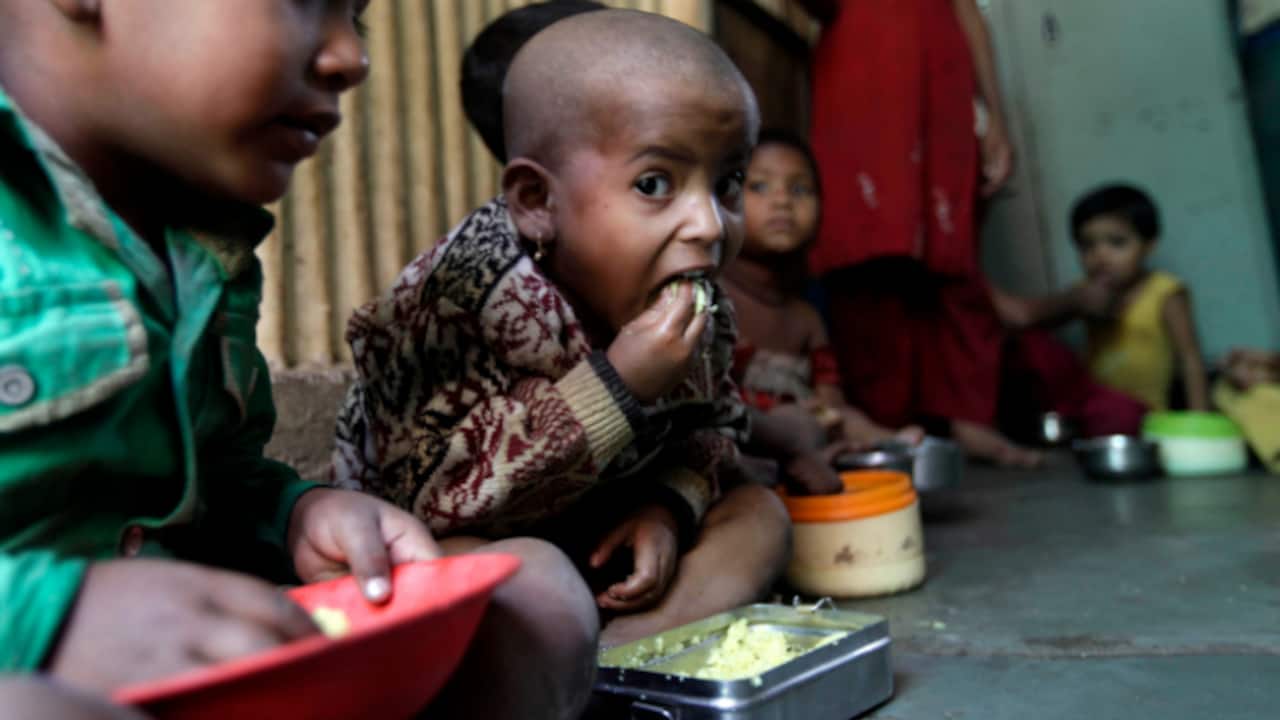 भूख और कुपोषण से हो रही मौतों के मामले में केंद्र और दिल्ली सरकार को नोटिस
