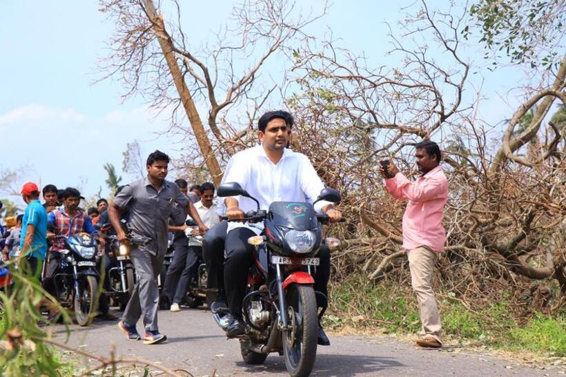 తుఫాన్ తాకిడి ప్రాంతాల్లో బైక్ పై నారా లోకేష్ పర్యటన