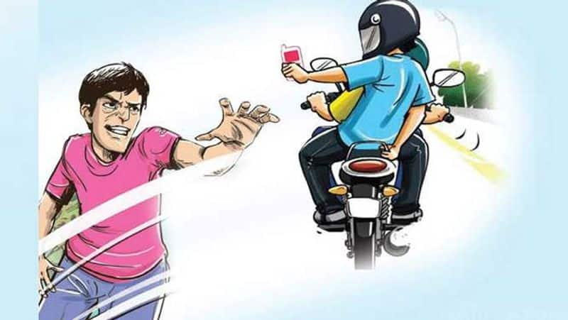 bike accident... cell phone robbers killed in chennai