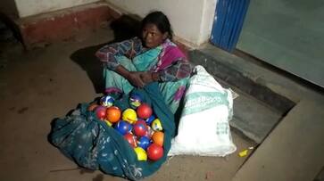 Pakistan's flag balloon is selling in the Satna market