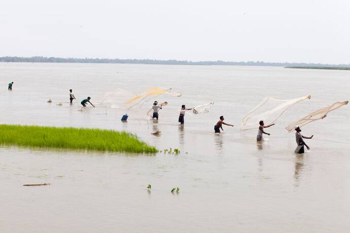 ब्रह्मपुत्र नदी में दो नावों की जोरदार टक्कर, 120 लोग थे सवार