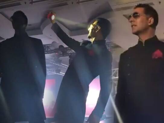 Akshay Kumar's Explosive Ramp Walk For Everready Battery 25yrs Celebration