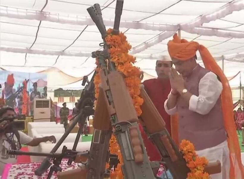 राजनाथ ने बीकानेर में बीएसएफ के साथ की शस्त्र पूजा