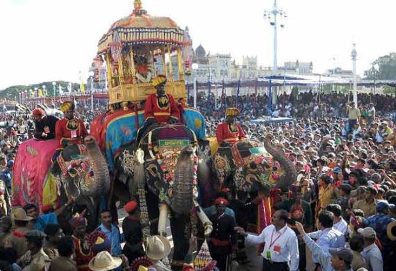 Annoying the Public Under the Name of Security to VIP Persons During Jumbo Savari in Mysuru grg