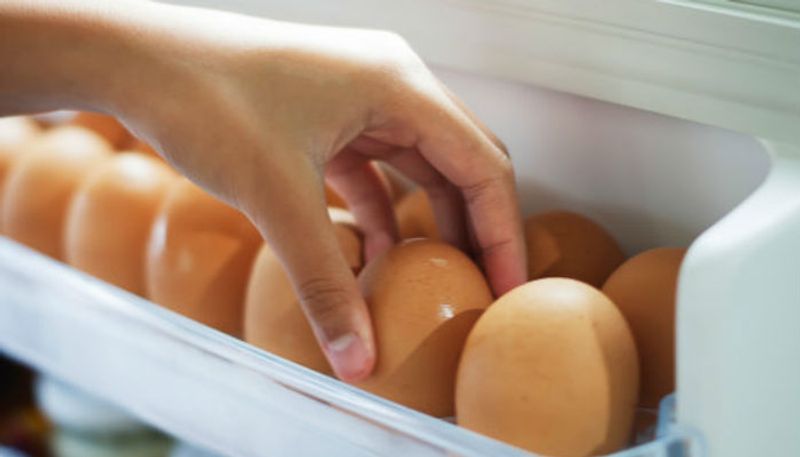 does it harmful to keep egg inside refrigerator