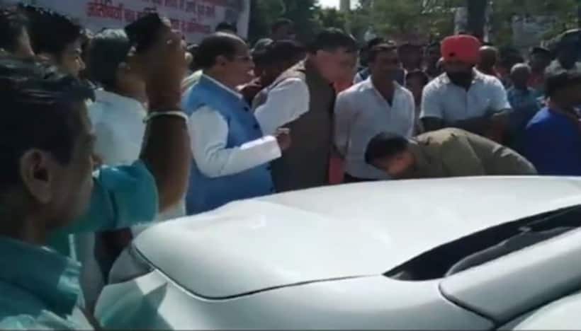 मामूली बात पर भड़के यूपी के कैबिनेट मंत्री, सीएम के फ्लीट ड्राइवर को पैर छूकर मांगनी पड़ी माफी