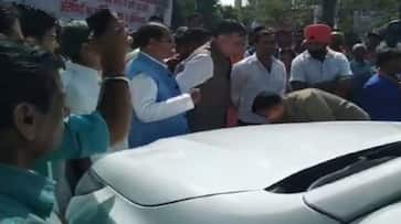 yogi adityanath convoy driver touches feet to cabinet minister satish mahana kanpur up