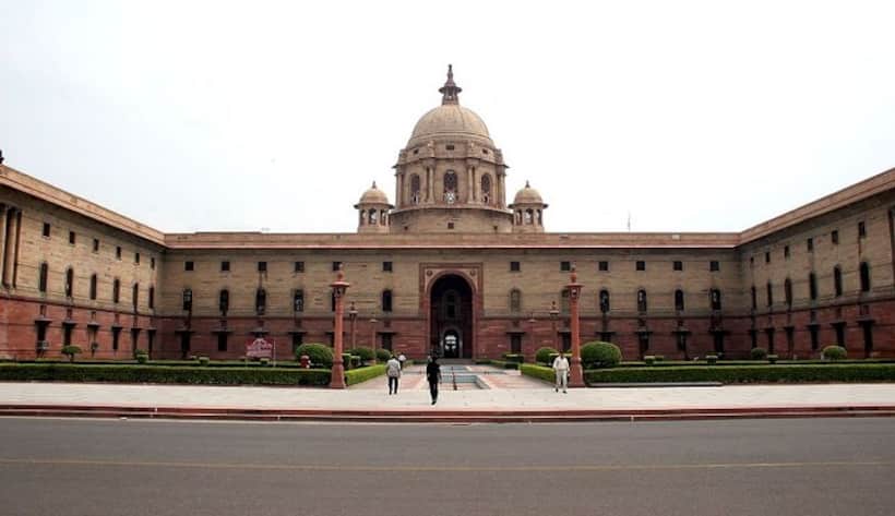 रक्षा मंत्रालय की प्रवक्ता ने पूर्व नौसेना प्रमुख  पर साधा निशाना, फिर ट्वीट डिलीट किया