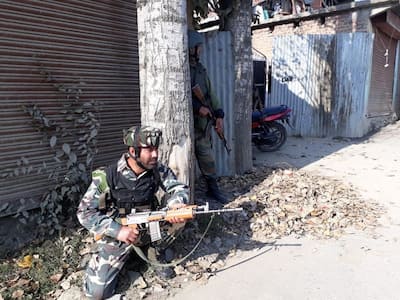 कश्मीर में दो मुठभेड़, छह आतंकवादी ढेर
