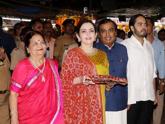The Ambani family visits Siddhivinayak temple to seek blessings