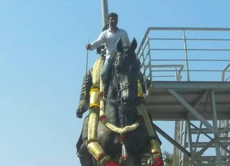 Youth insults to Madakari Nayaka statue in Chitradurga