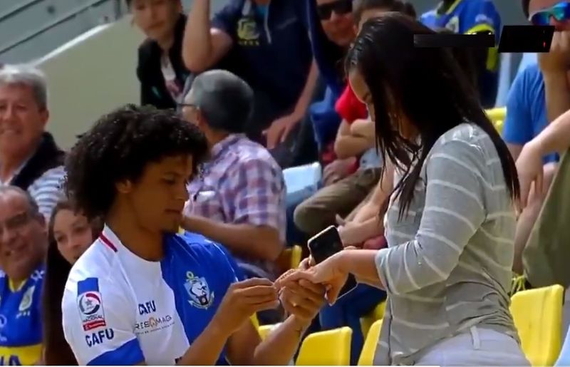 Venezuela Striker Eduard Bello Celebrates Goal By Proposing To Girlfriend In The Stands