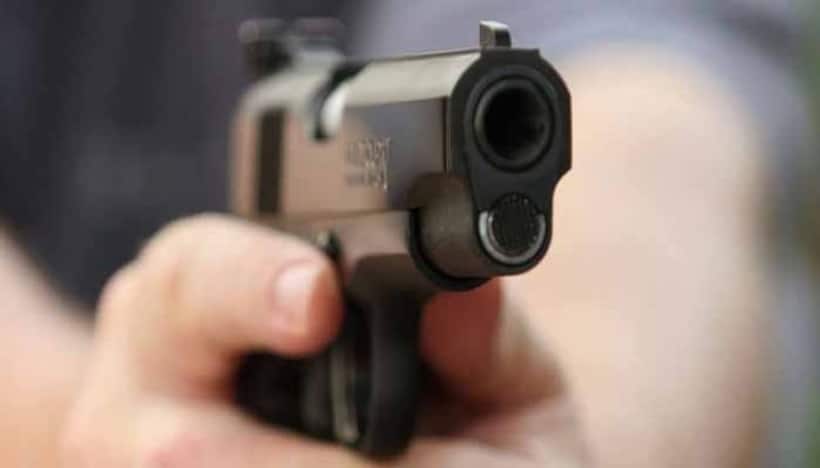 बंदूक दिखाने के दौरान गलती से दोस्त को लगी गोली