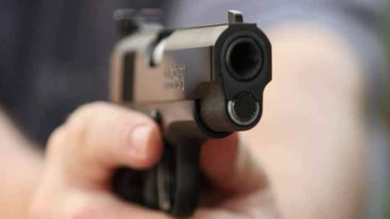 बंदूक दिखाने के दौरान गलती से दोस्त को लगी गोली
