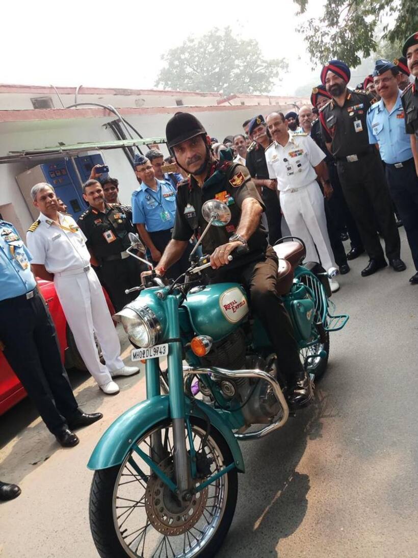 रिटायरमेंट के बाद बाइक से घर गए सेना के इंटीग्रेटेड डिफेंस स्टाफ के प्रमुख