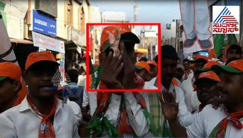 BJP Workers Show Off Money in Election Rally