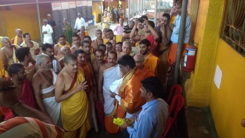 Gokarna Mahabaleshwara temple handed over back to Ramachandrapura Mutt by SC