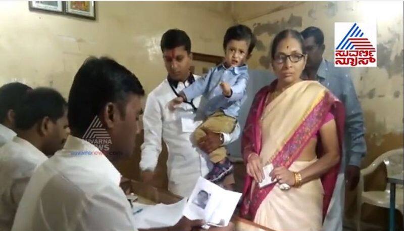 Jamakhandi Congress Candidate Anand Nyamagoud Cast his  Vote