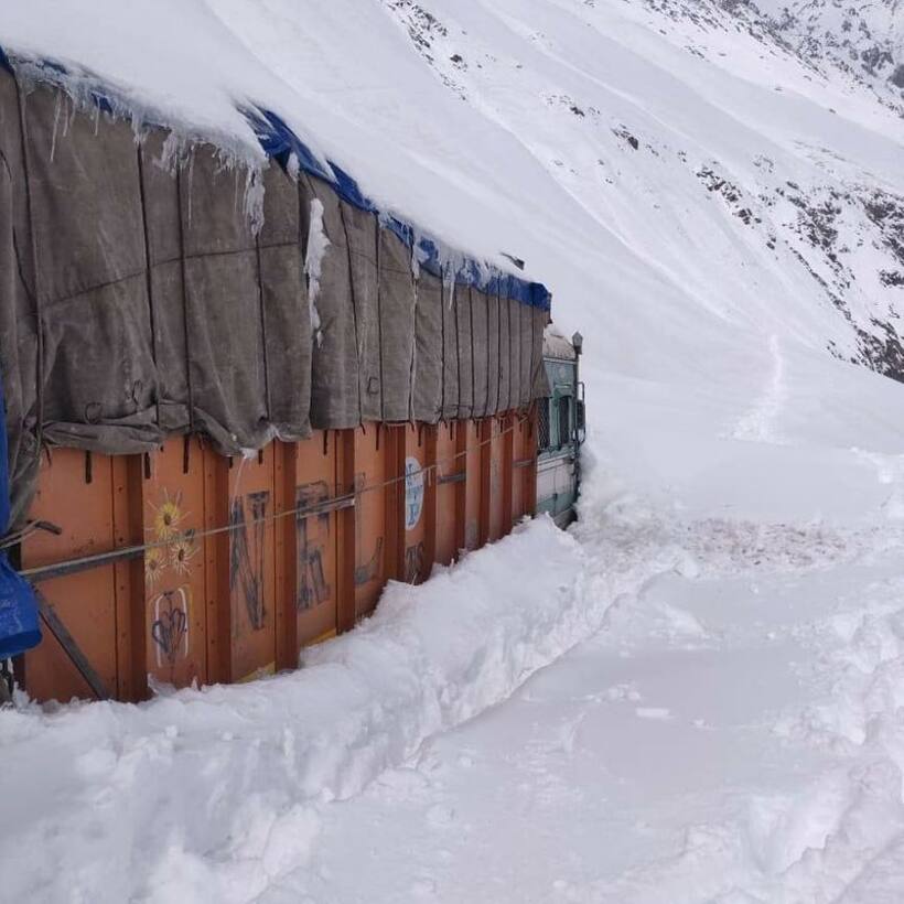 36 घंटे के ऑपरेशन के बाद सेना ने  एवलांच से दो ट्रक ड्राइवरों को बचाया