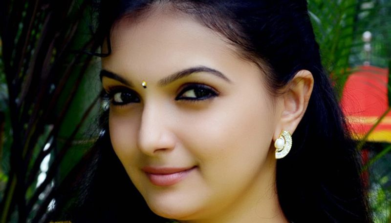 Saranya Mohan sings tamil song