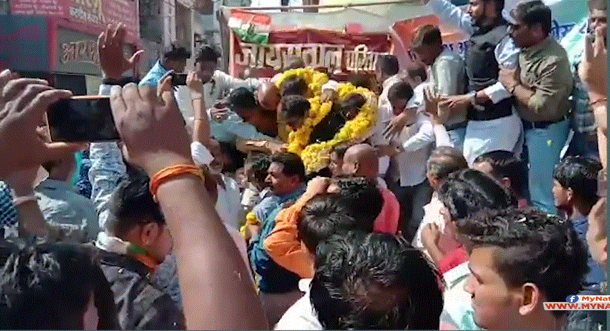 Congress stage fell down