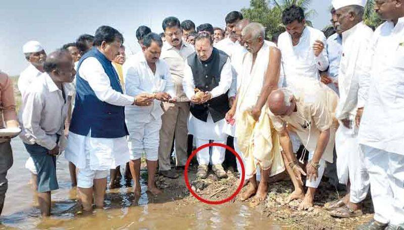 KS Eshwarappa offers pooja to lake wearing shoes