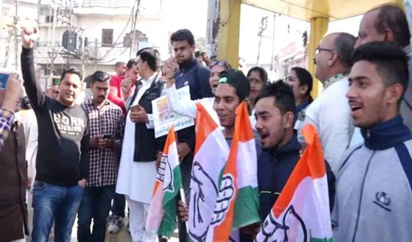 कांग्रेस की नोटबंदी रैली मे लगे मोदी ज़िंदाबाद के नारे