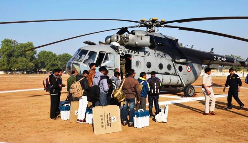 कड़ी सुरक्षा के बीच हेलीकॉप्टरों से मतदान दल रवाना