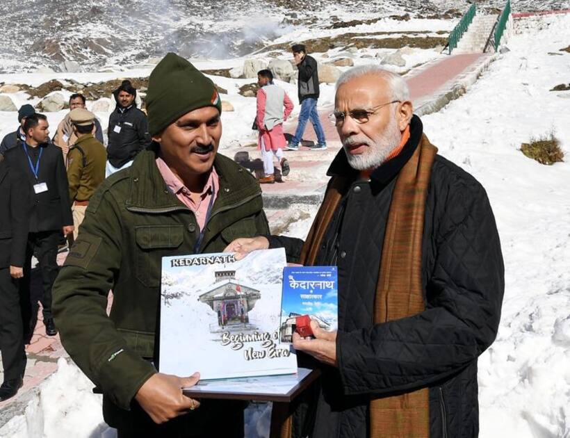केदारनाथ में पीएम मोदी को भेंट की 'केदारनाथ से साक्षात्कार' की प्रति
