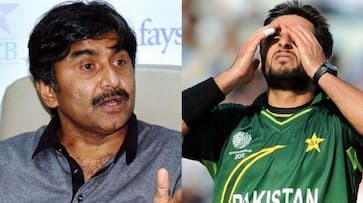 Javed Miandad advises cricketers to avoid voicing opinions on political issues