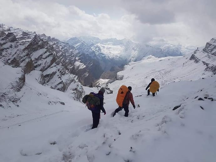 जम्मू-कश्मीर में चुनाव करवाना अपनी तरह की अलग चुनौती है, यह सिर्फ आतंकवाद तक ही सीमित नहीं है। 'माय नेशन' के पास मौजूद कुछ तस्वीरें बयां करती है कि प्रशासन को लोगों को उनके अधिकार के प्रयोग करवाने के लिए पोलिंग बूथ तक पहुंचने में कितनी जद्दोजहद करनी पड़ती है। लिंगशेड पंचायत, लेह में पंचायत चुनाव करवाने के लिए जाती मतदानकर्मी।